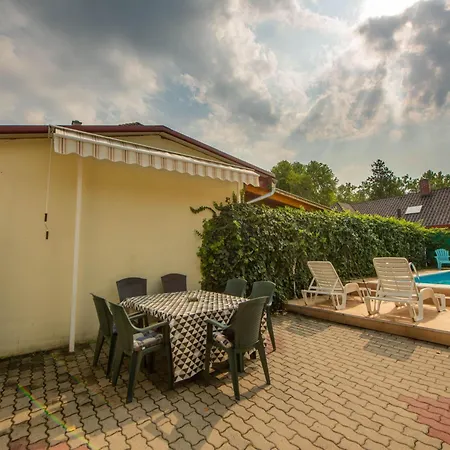 בית נופש Privathaus Mit Pool Und Garten In By Interhome *